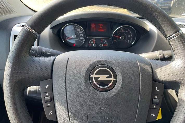 Grå Opel Movano fra 2022