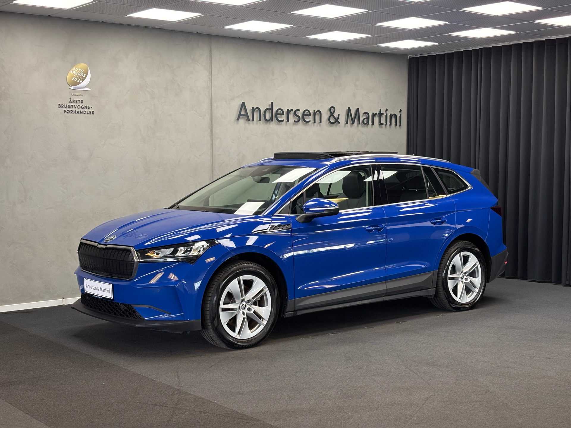 Blå Skoda Enyaq iV fra 2023 set udefra