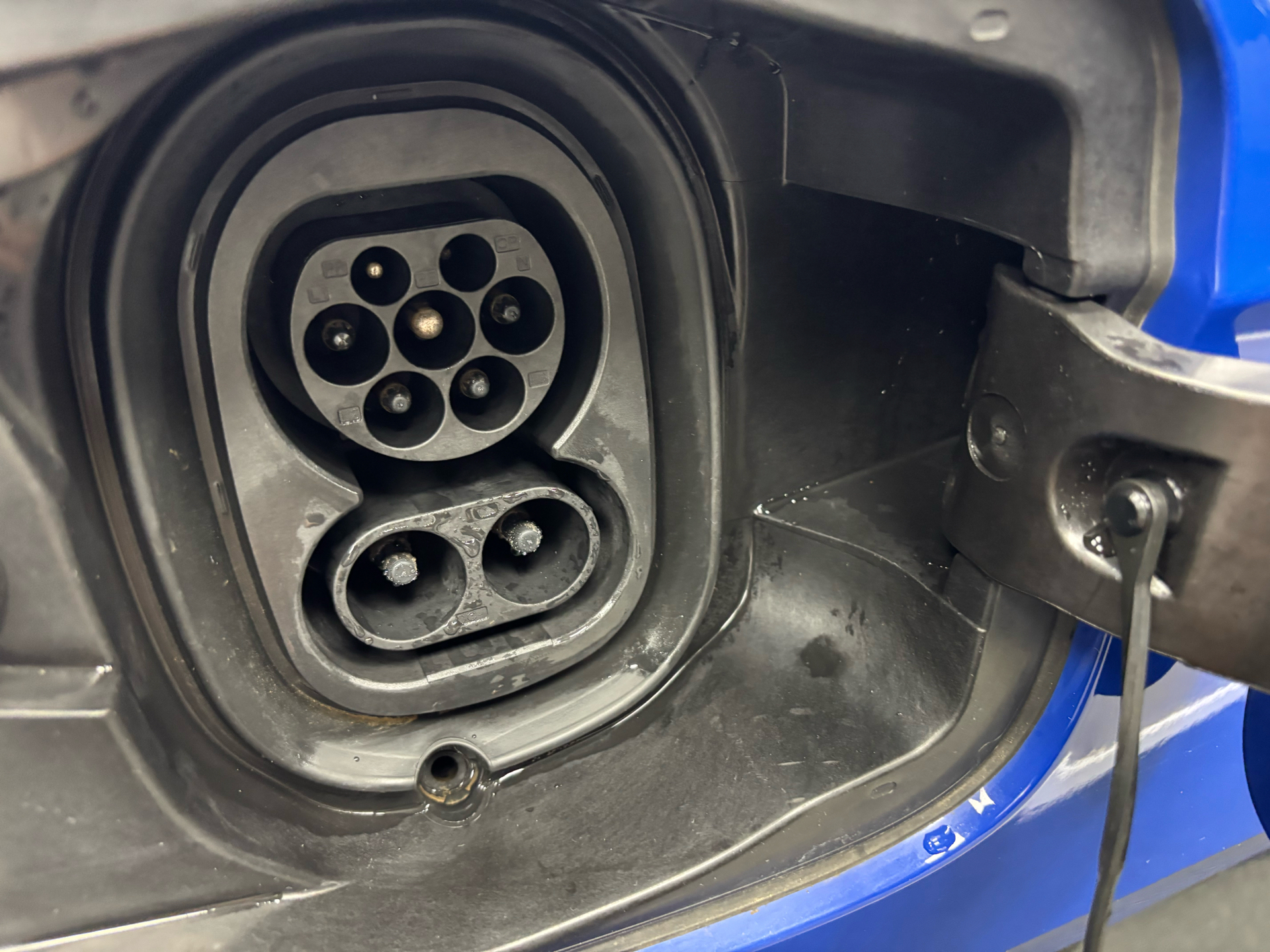 Blå Skoda Enyaq iV fra 2023