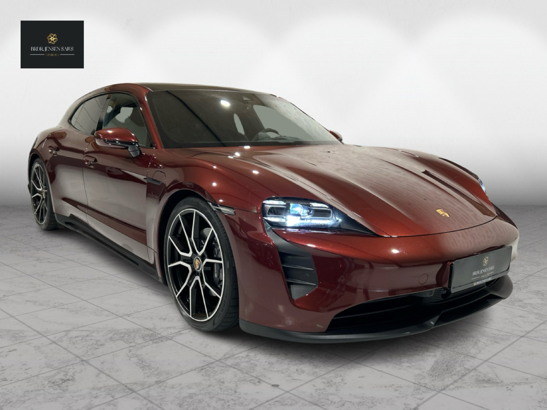 Rød Porsche Taycan fra 2022 set udefra