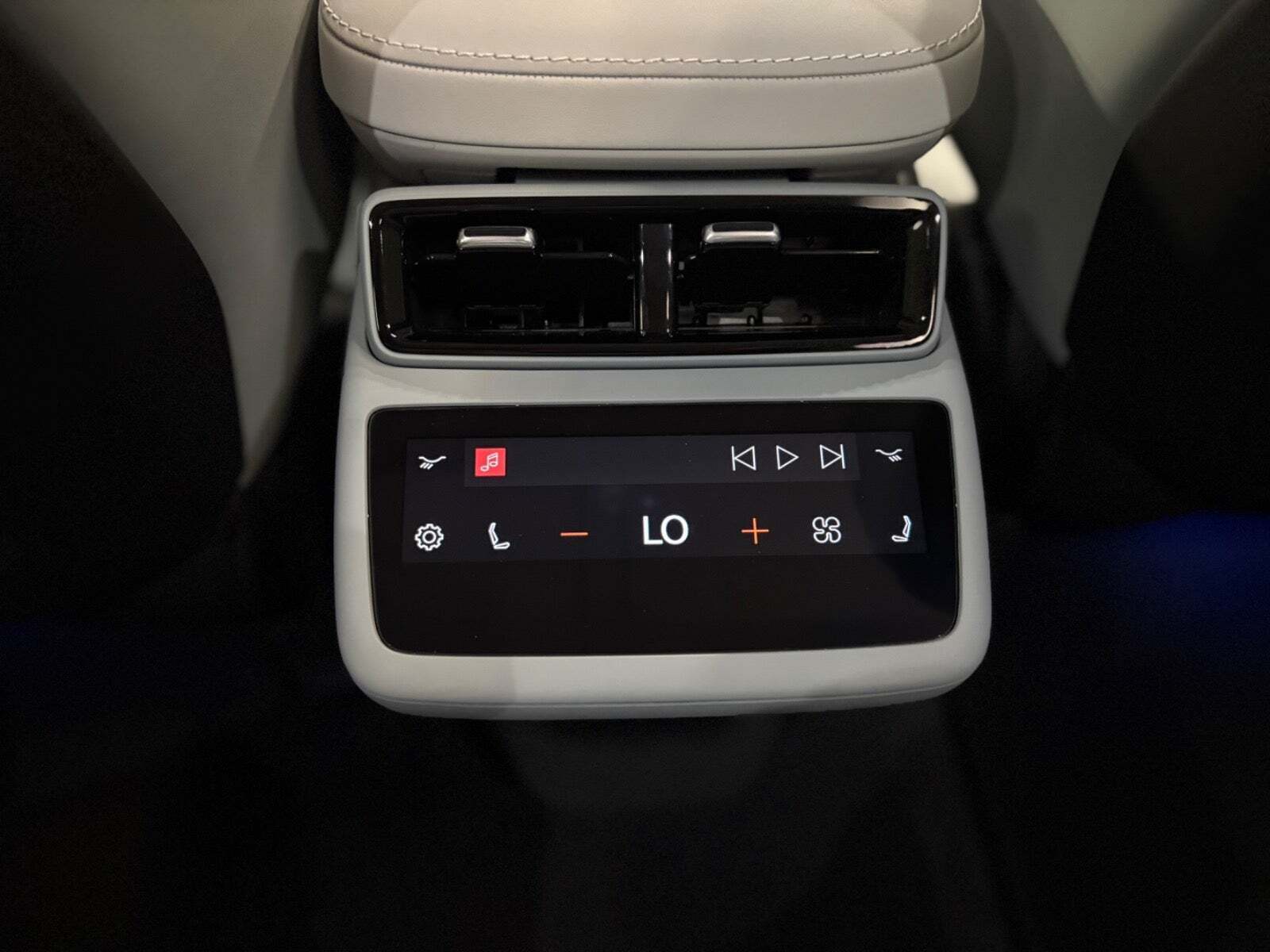 Sort Polestar 4 fra 2025