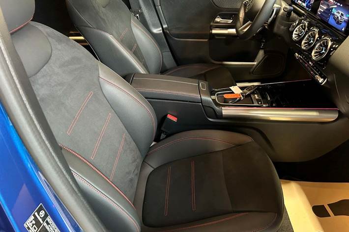 Blå Mercedes EQA350 fra 2024