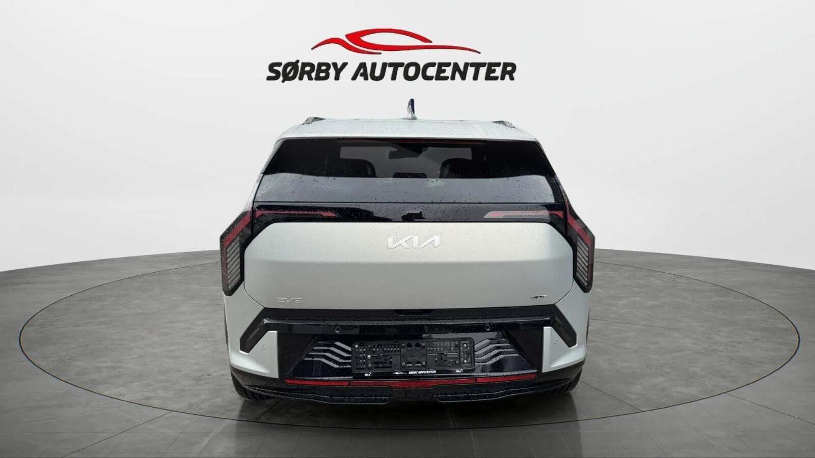 Sølv Kia EV3 fra 2025 set udefra