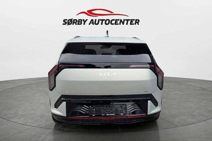 Sølv Kia EV3 fra 2025 set udefra