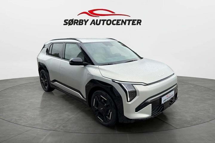Sølv Kia EV3 fra 2025 set udefra