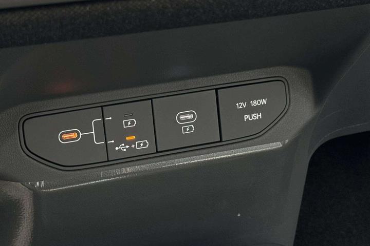 Sølv Kia EV3 fra 2025 set indefra