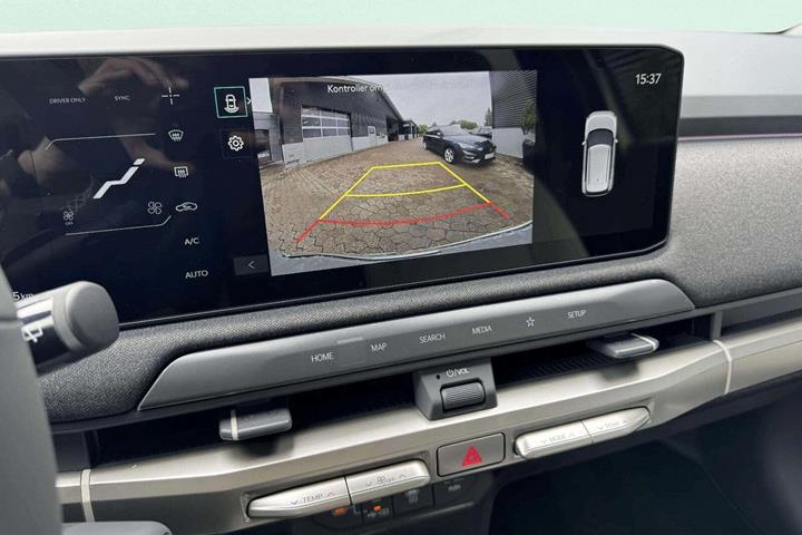 Sølv Kia EV3 fra 2025 set indefra
