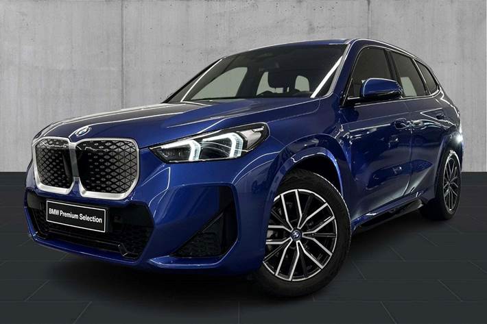 Blå BMW iX1 fra 2024 set udefra
