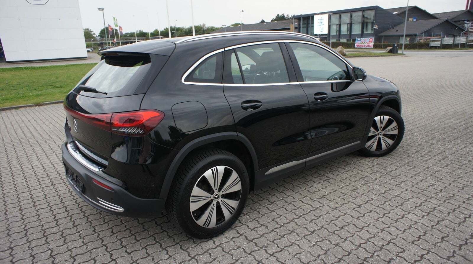 Sort Mercedes EQA250 fra 2023
