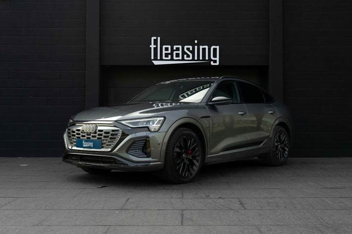 Grå Audi Q8 e-tron fra 2023 set udefra