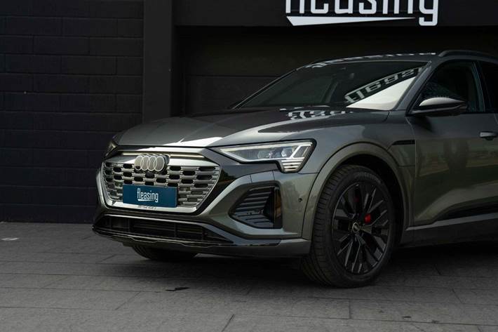 Grå Audi Q8 e-tron fra 2023