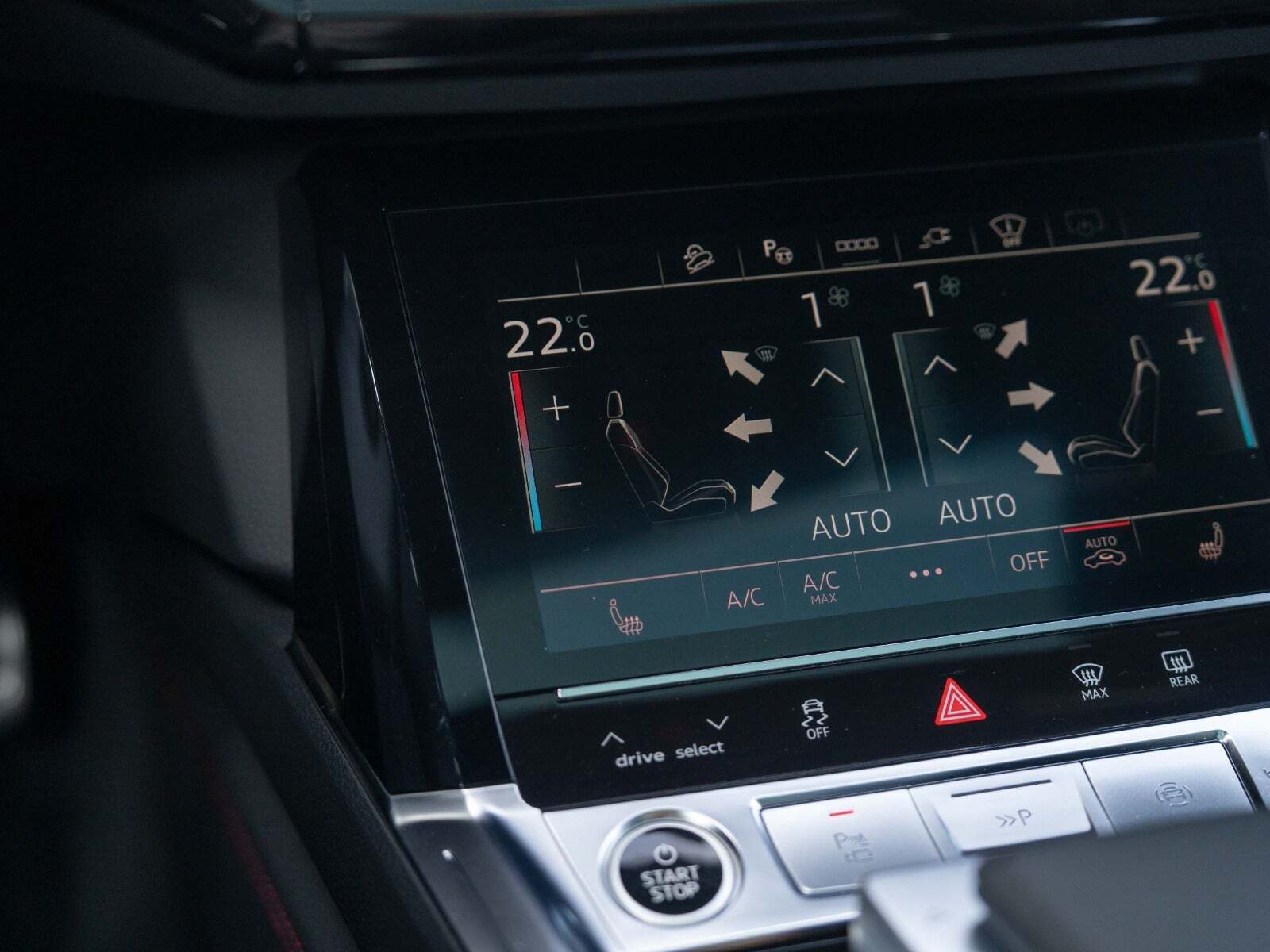 Grå Audi Q8 e-tron fra 2023