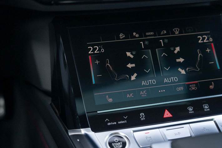 Grå Audi Q8 e-tron fra 2023