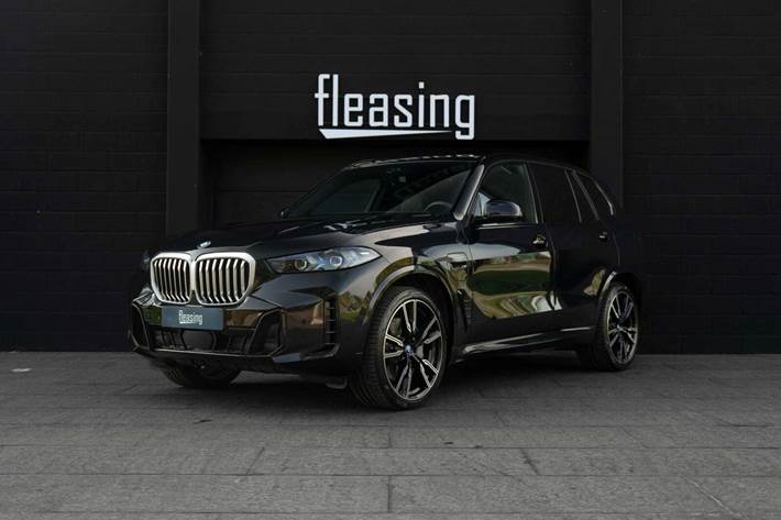 Sort BMW X5 fra 2025 set udefra