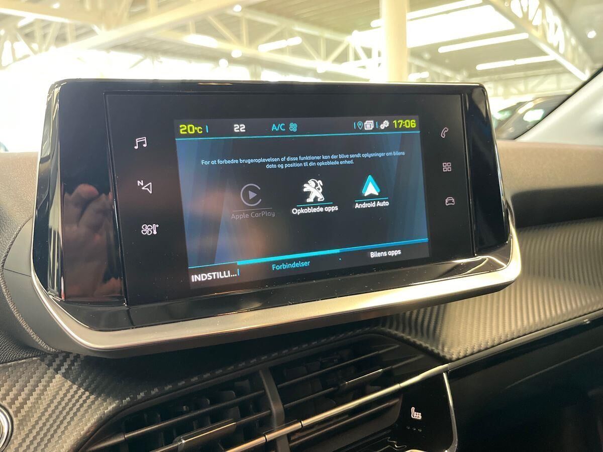 Blå Peugeot e-208 fra 2024