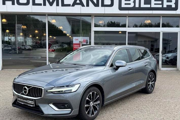 Grå Volvo V60 fra 2020 set udefra