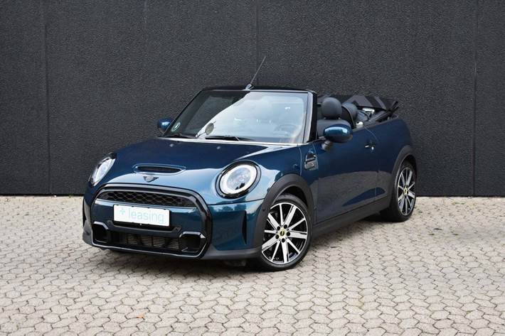 Blå Mini Cooper S fra 2021 set udefra