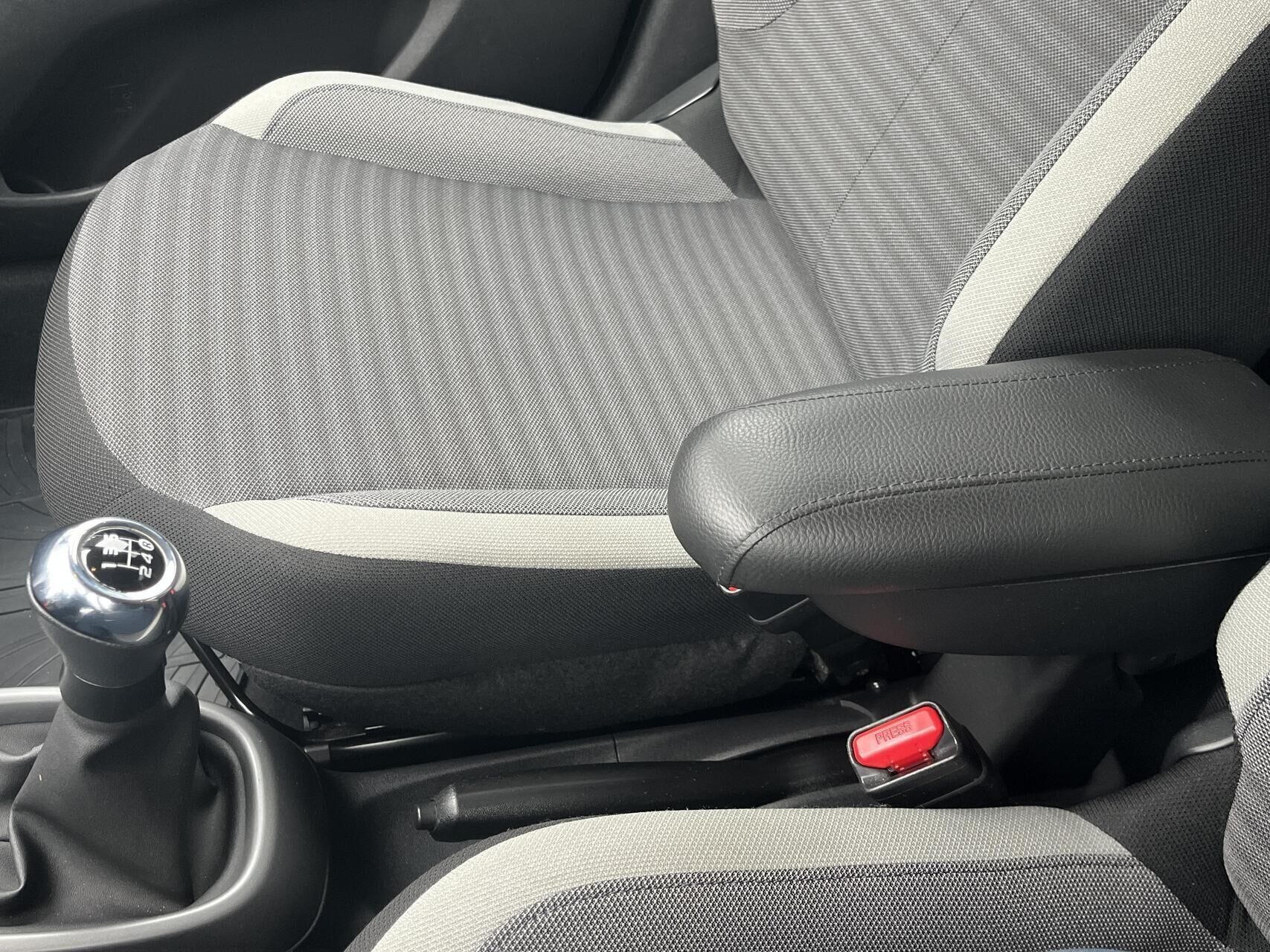 Sølv Toyota Aygo fra 2019