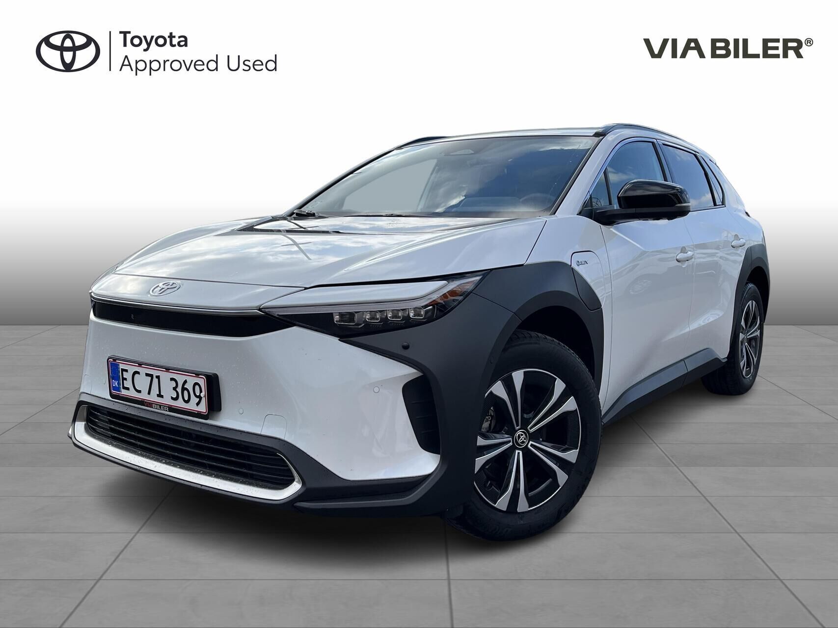 Hvid Toyota BZ4X fra 2024 set udefra