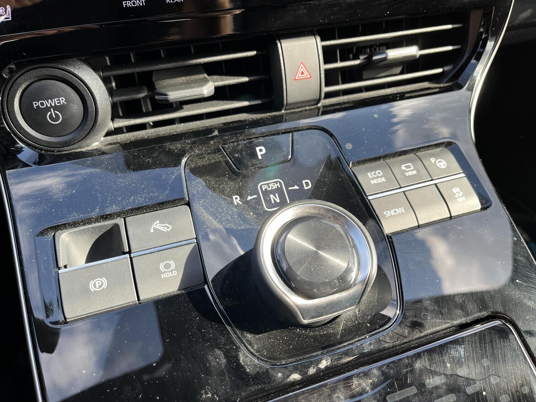 Hvid Toyota BZ4X fra 2024