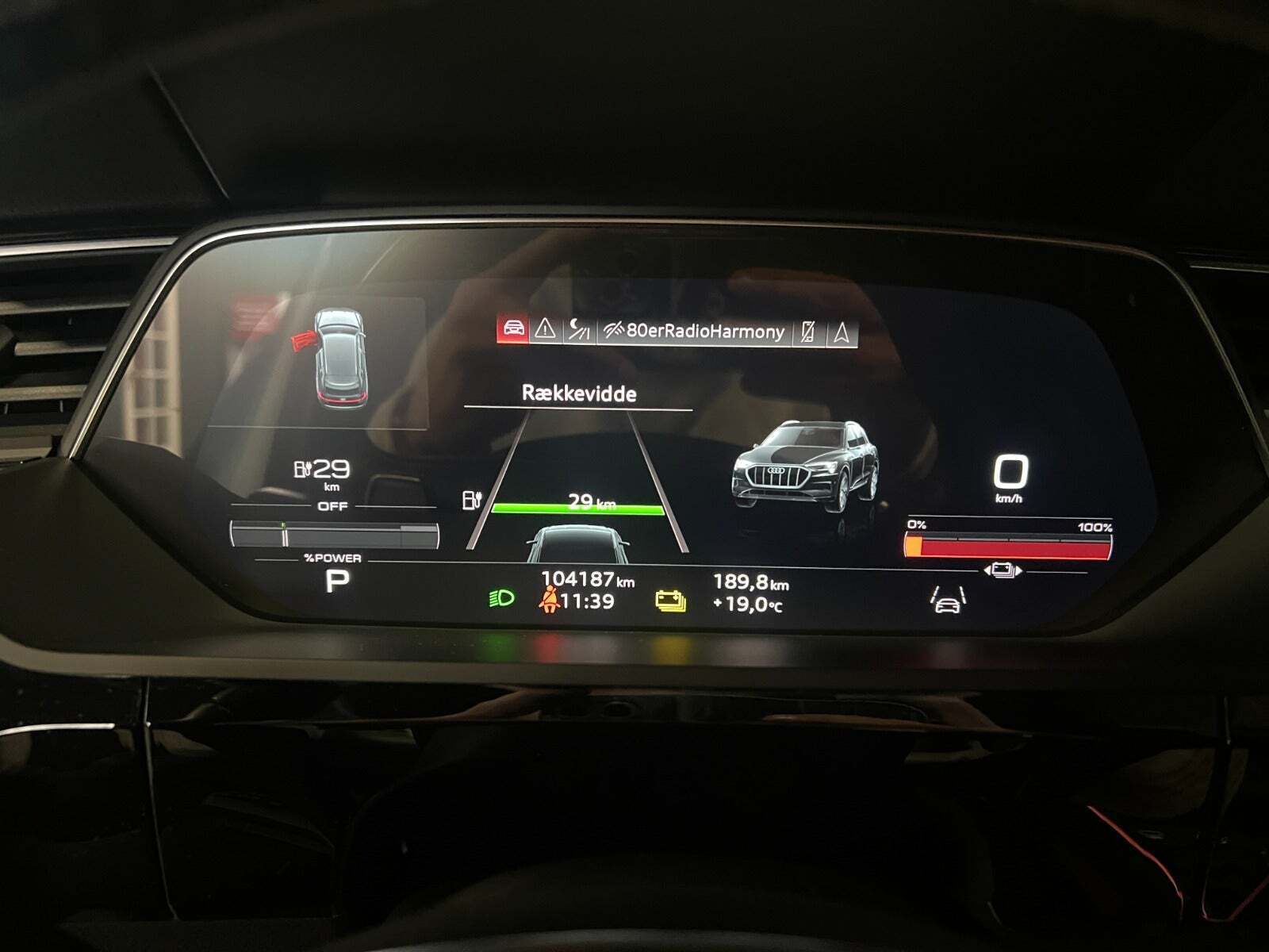 Hvid Audi e-tron fra 2021