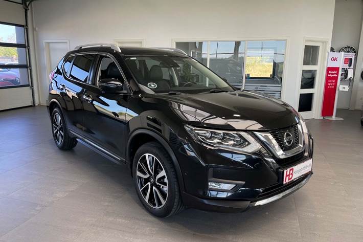 Sort Nissan X-Trail fra 2018 set udefra