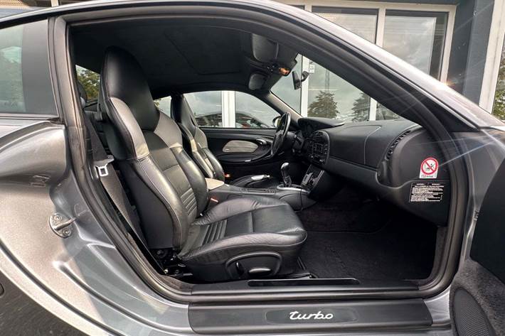 Grå Porsche 911 Turbo fra 2001