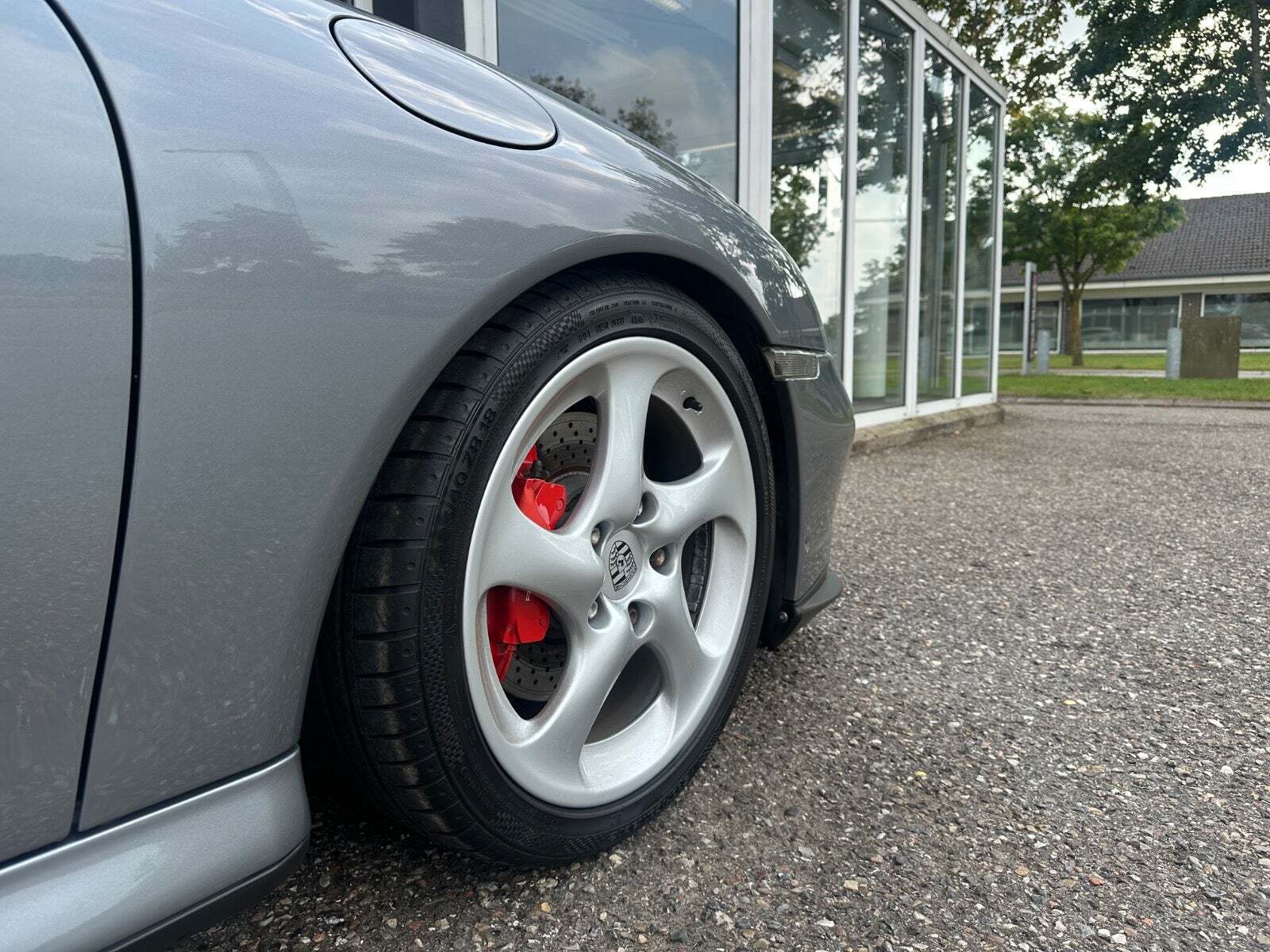 Grå Porsche 911 Turbo fra 2001