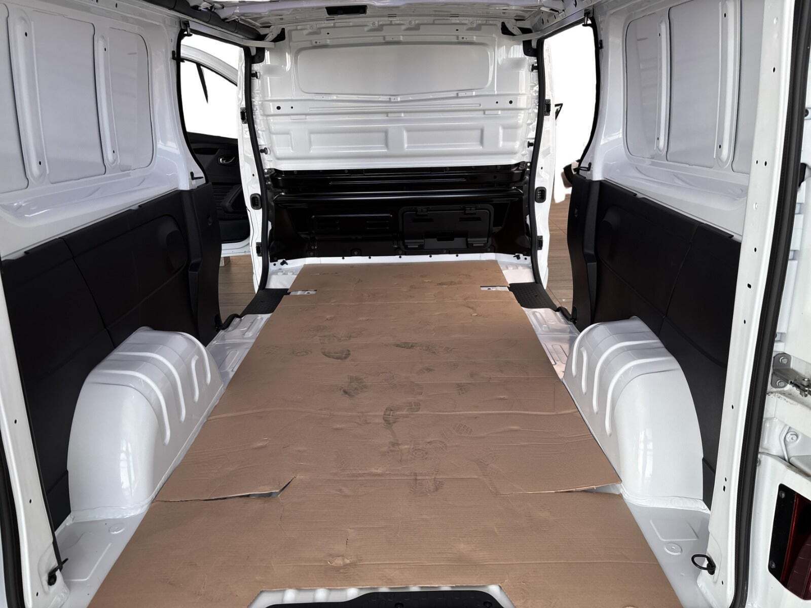 Hvid Nissan Primastar fra 2024