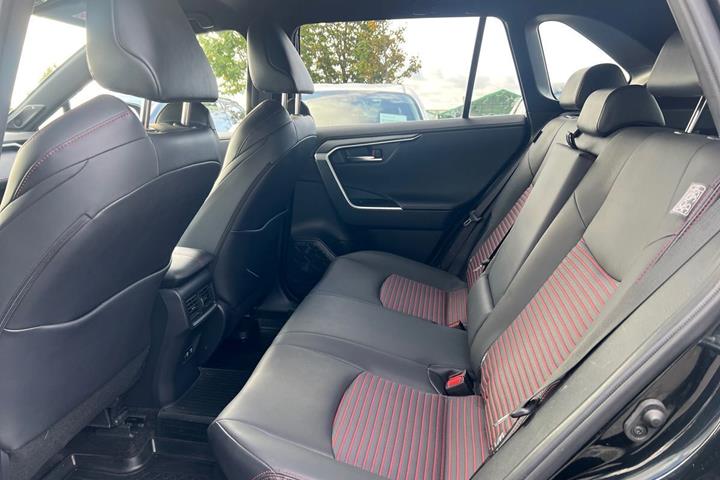 Sort Toyota RAV4 Plug-in fra 2021