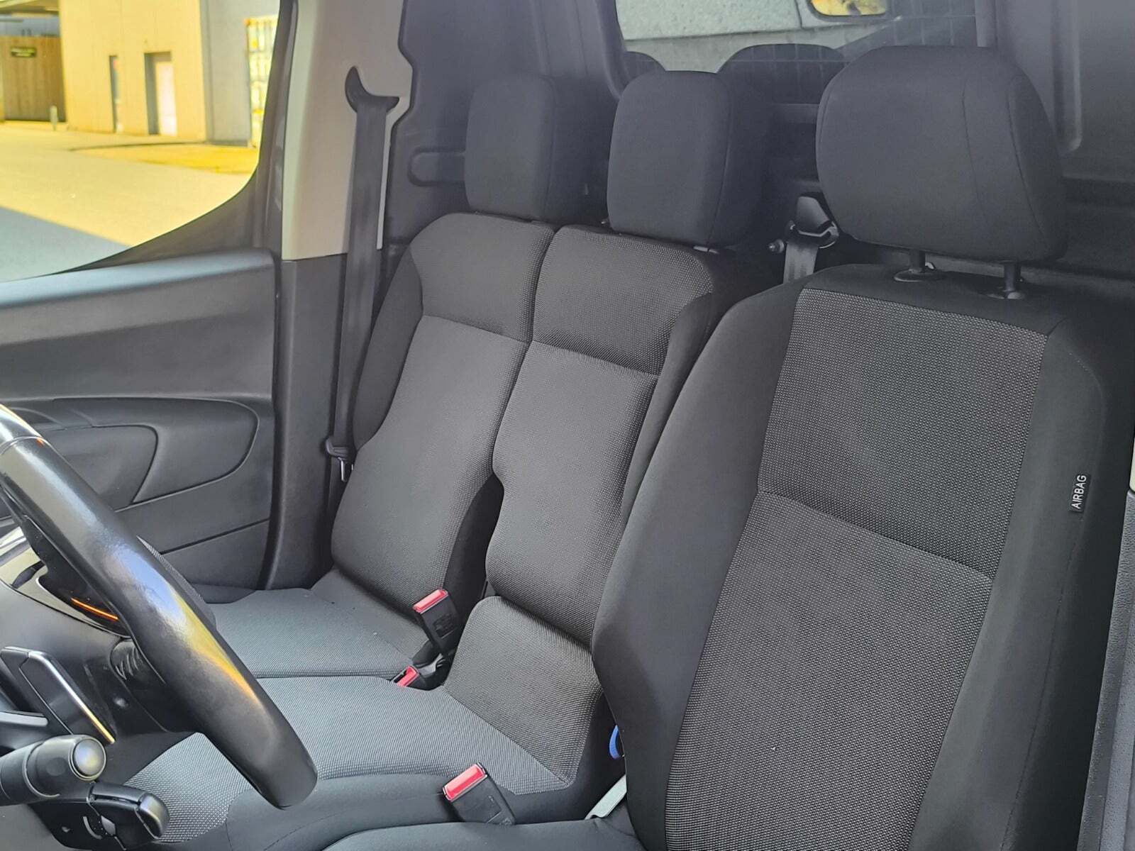 Grå Peugeot Partner fra 2020