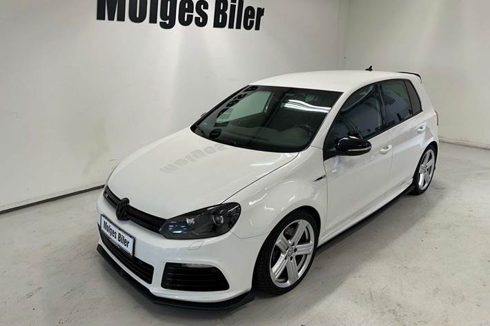 Hvid VW Golf VI fra 2012 set udefra