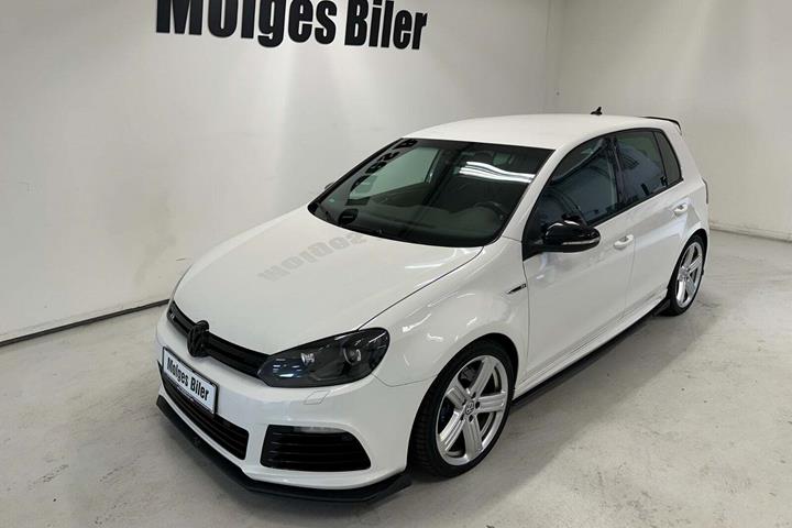 Hvid VW Golf VI fra 2012 set udefra