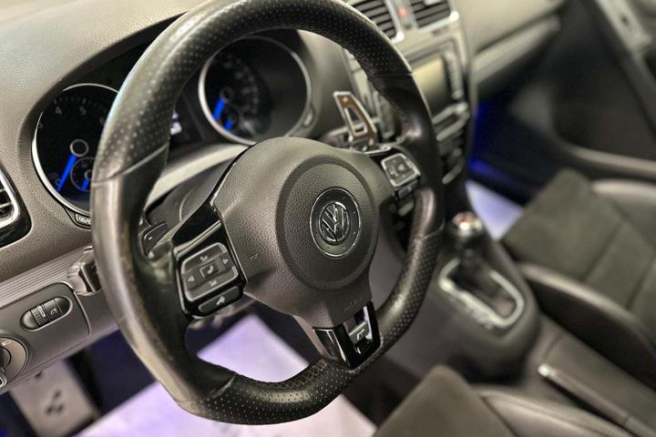 Hvid VW Golf VI fra 2012