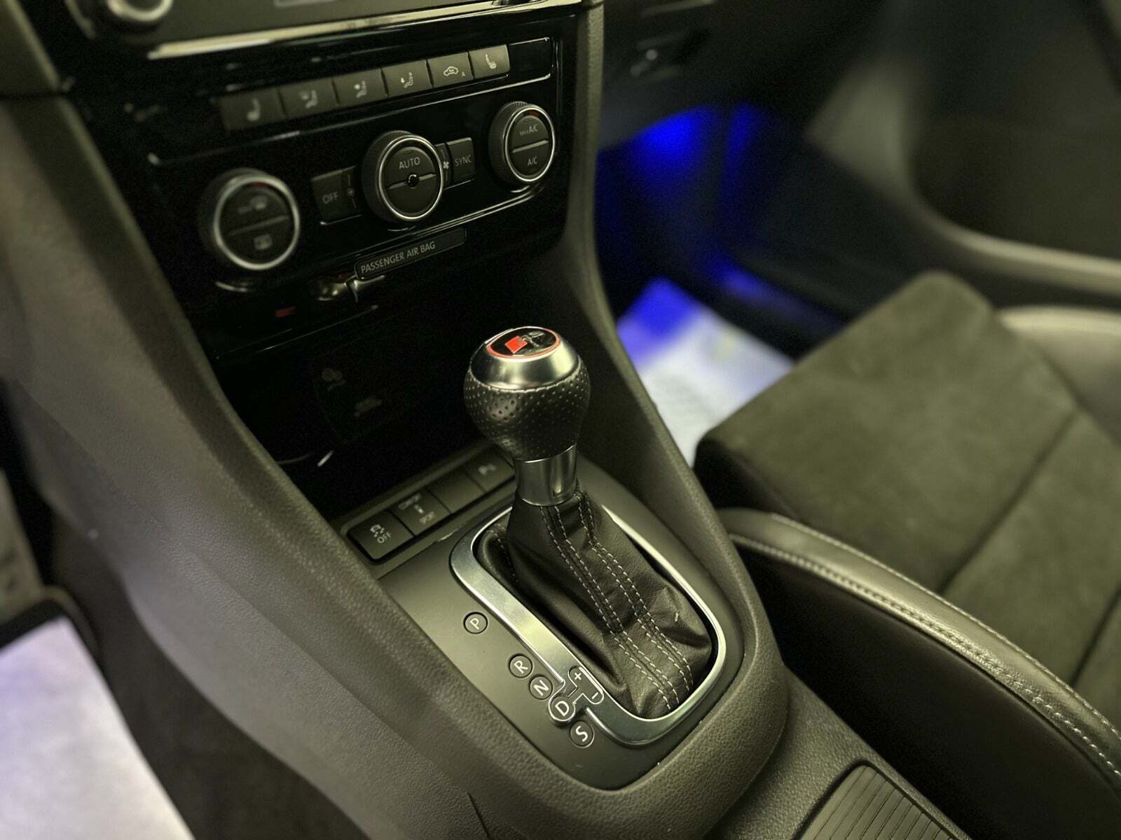 Hvid VW Golf VI fra 2012