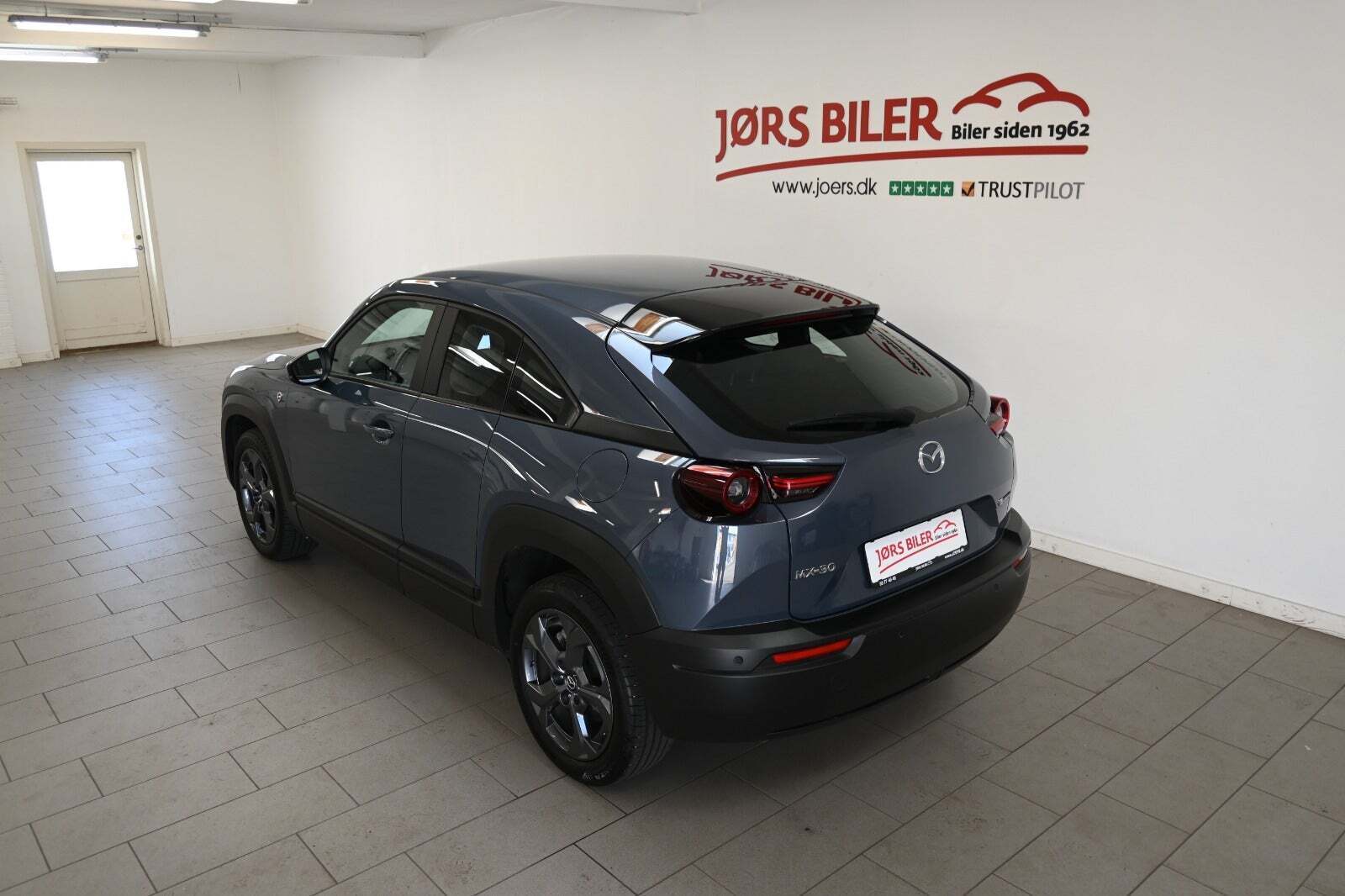 Grå Mazda MX-30 fra 2023 set udefra