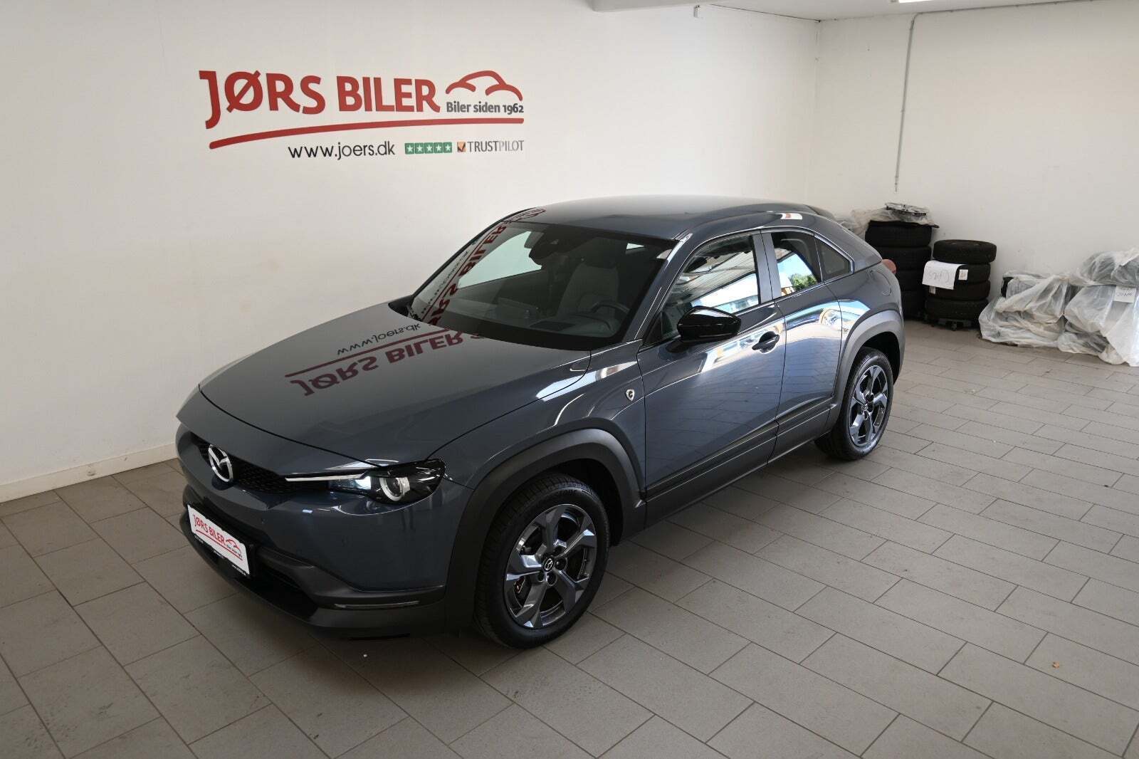 Grå Mazda MX-30 fra 2023 set udefra