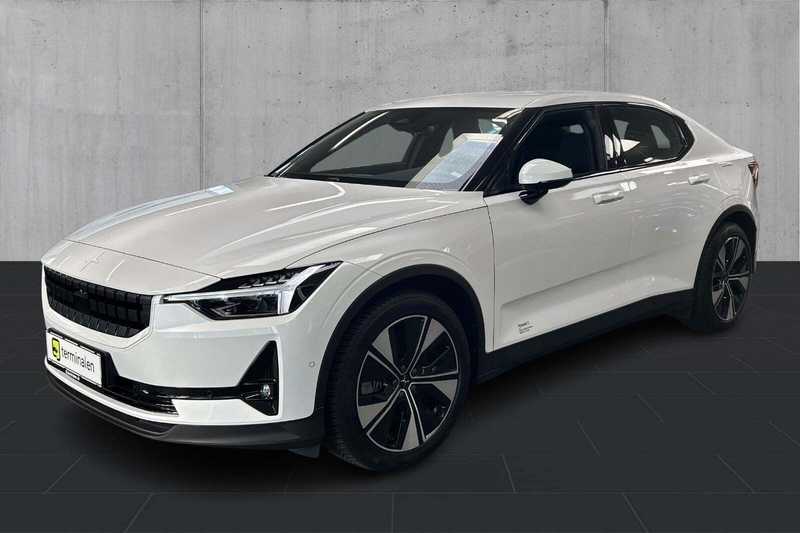 Hvid Polestar 2 fra 2024 set udefra