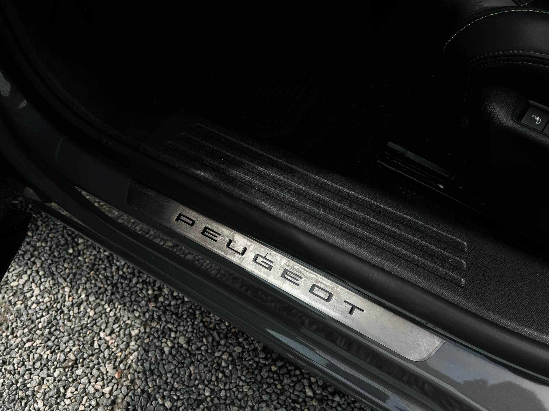 Grå Peugeot e-2008 fra 2023