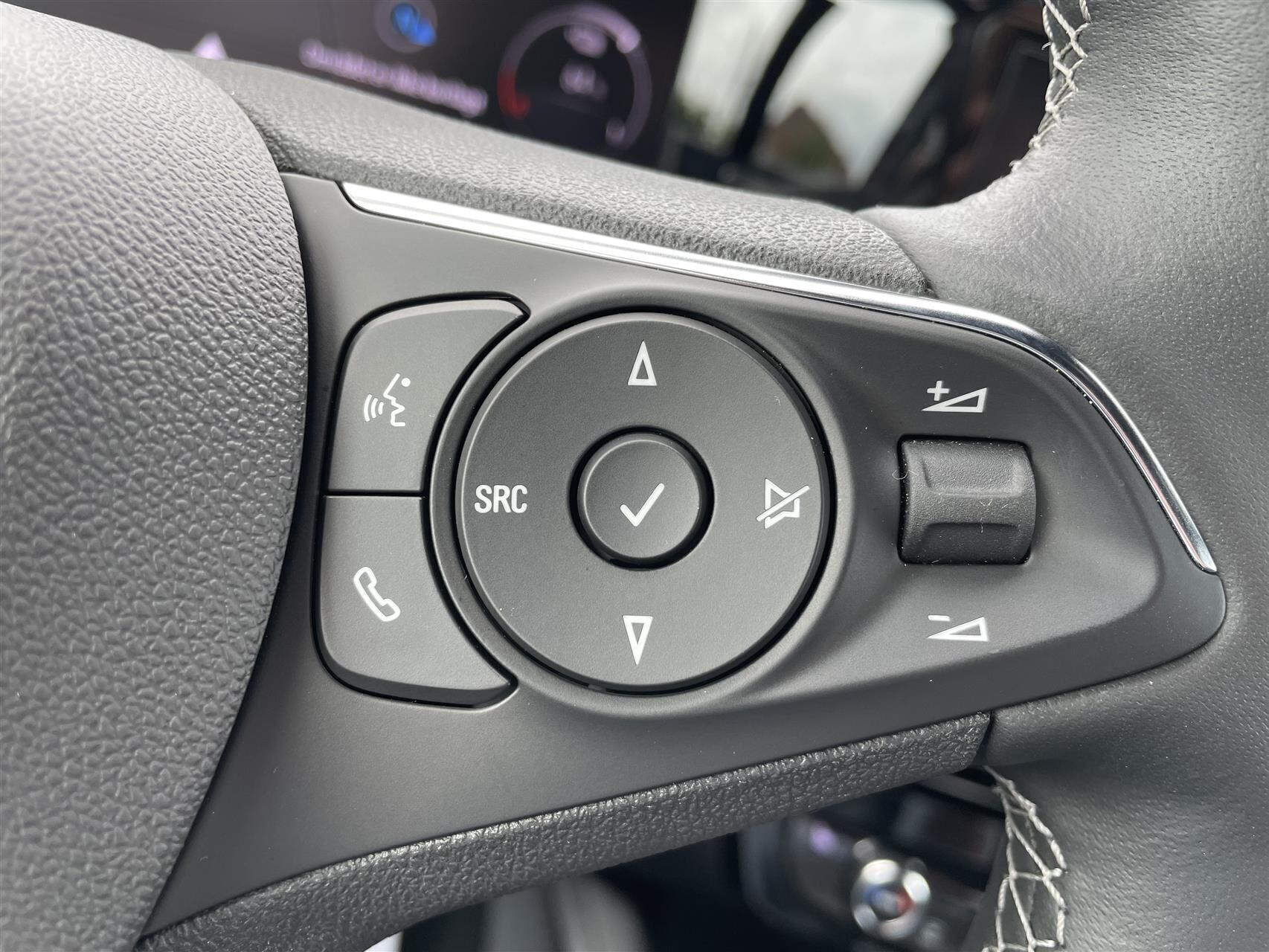 Rød Opel Mokka-e fra 2024