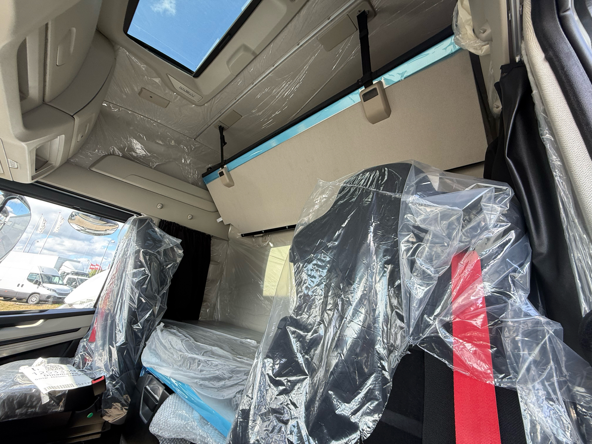 Hvid Iveco AS440S58-E6e fra 2025 set indefra