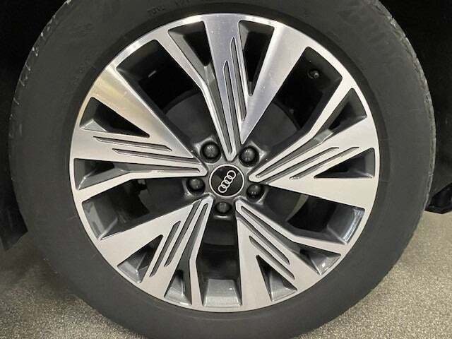 Blå Audi Q4 e-tron fra 2023