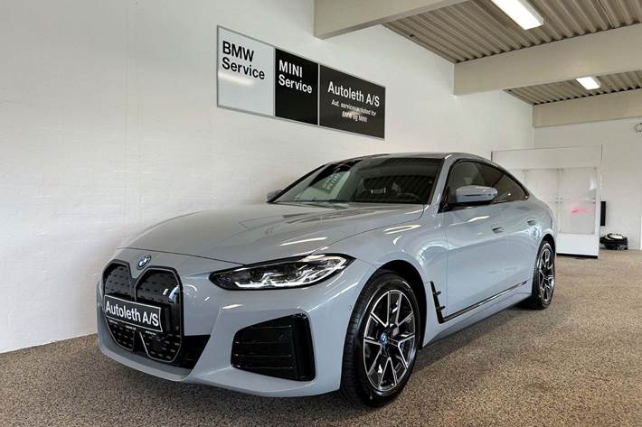 Grå BMW i4 fra 2024 set udefra