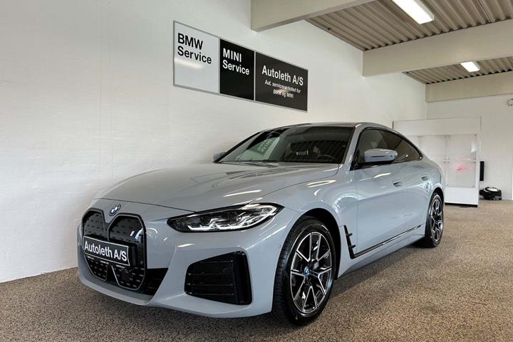 Grå BMW i4 fra 2024 set udefra