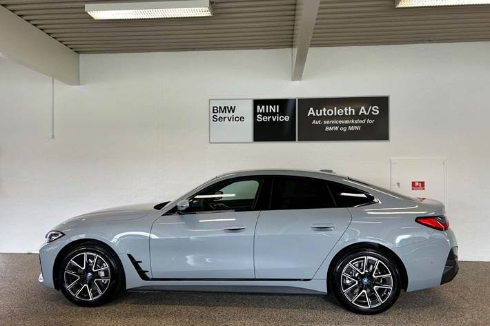 Grå BMW i4 fra 2024
