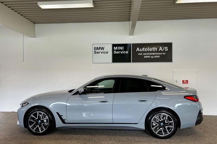 Grå BMW i4 fra 2024