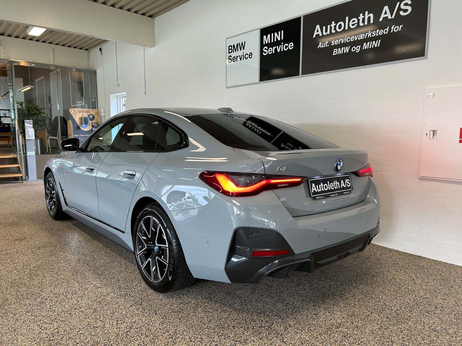 Grå BMW i4 fra 2024