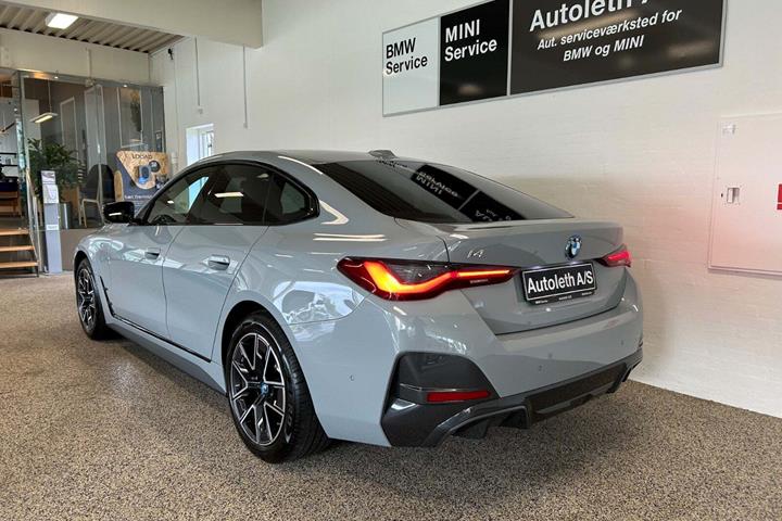 Grå BMW i4 fra 2024