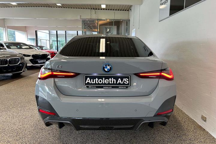 Grå BMW i4 fra 2024