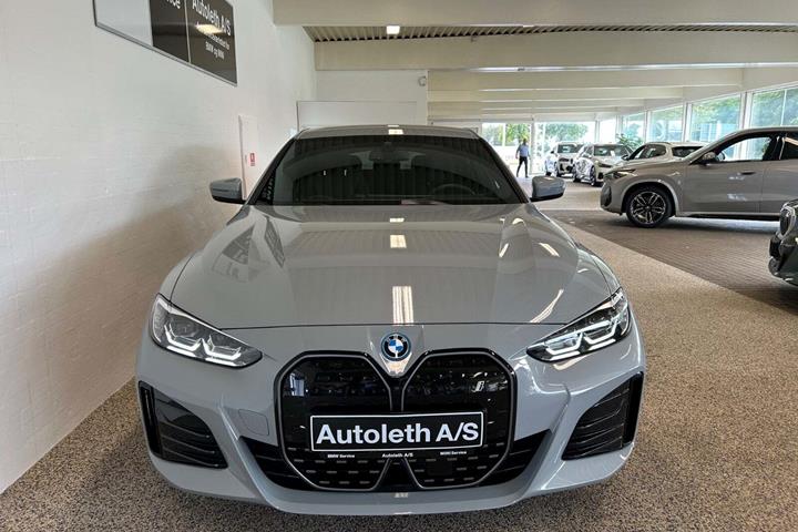 Grå BMW i4 fra 2024